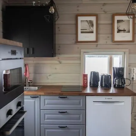 Ihana Järvenranta Mökki. By The Lake. Huvilat *