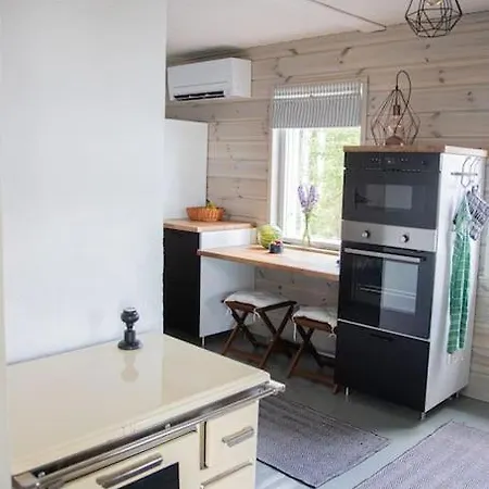 Ihana Järvenranta Mökki. By The Lake. Huvilat