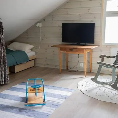 Ihana Jaervenranta Moekki. By The Lake.