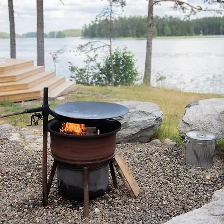 Ihana Järvenranta Mökki. By The Lake. Huvilat