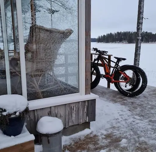 Вилла Ihana Jaervenranta Moekki. By The Lake.