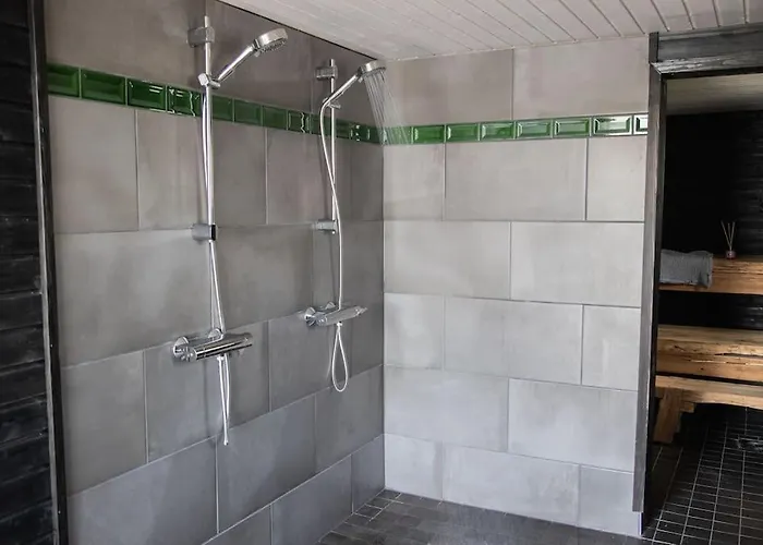 Ihana Jaervenranta Moekki. By The Lake.