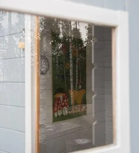 Ihana Jaervenranta Moekki. By The Lake.