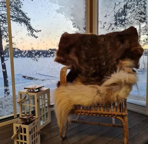 Вилла Ihana Jaervenranta Moekki. By The Lake. *