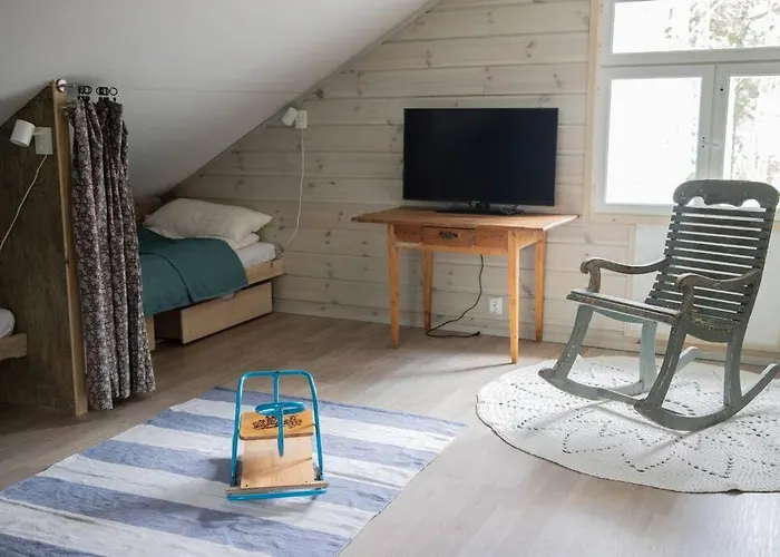 Ihana Jaervenranta Moekki. By The Lake.