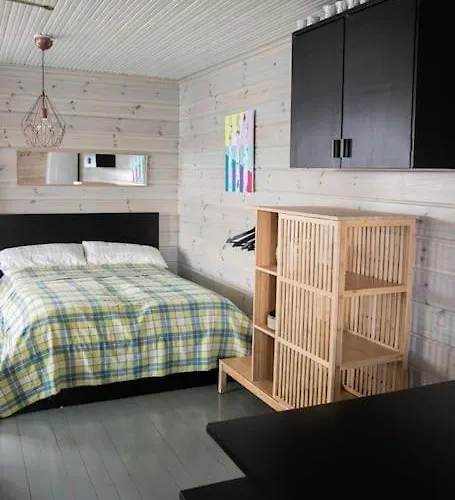 Ihana Jaervenranta Moekki. By The Lake.